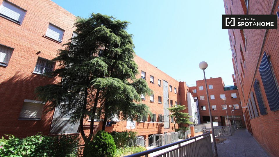 Double room Madrid, 5 beds, 80m² — photo 16