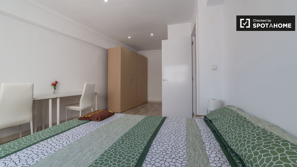 Double room Valencia, 3 beds, 85m² — photo 3