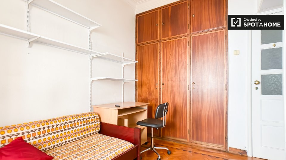 Double room Lisbon, 2 beds, 10m² — photo 18