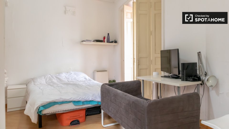 Double room Madrid, 7 beds, 130m² — photo 3