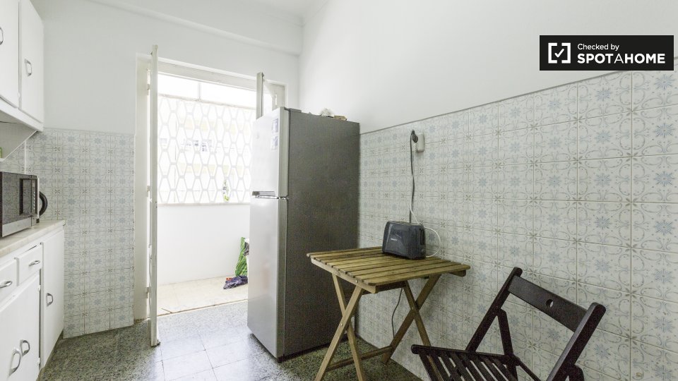 Double room Lisbon, 3 beds — photo 8