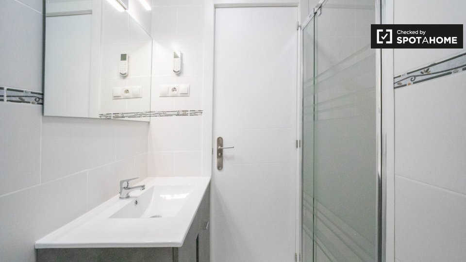 Double room Madrid, 5 beds, 110m² — photo 16
