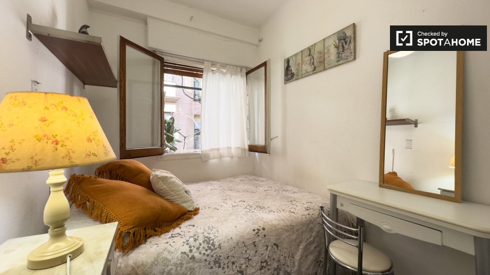 Double room Barcelona, 3 beds, 80m² — photo 1