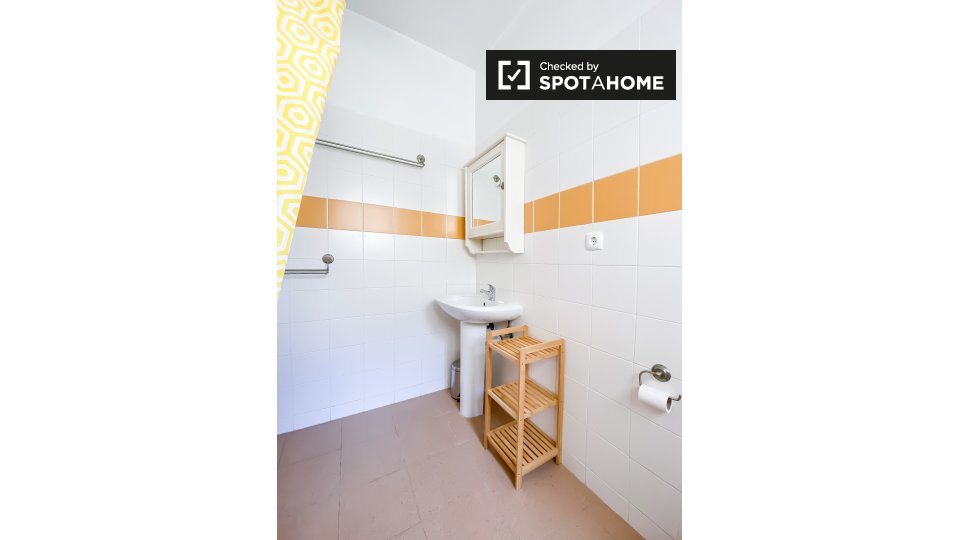 Double room Lisbon, 3 beds — photo 10