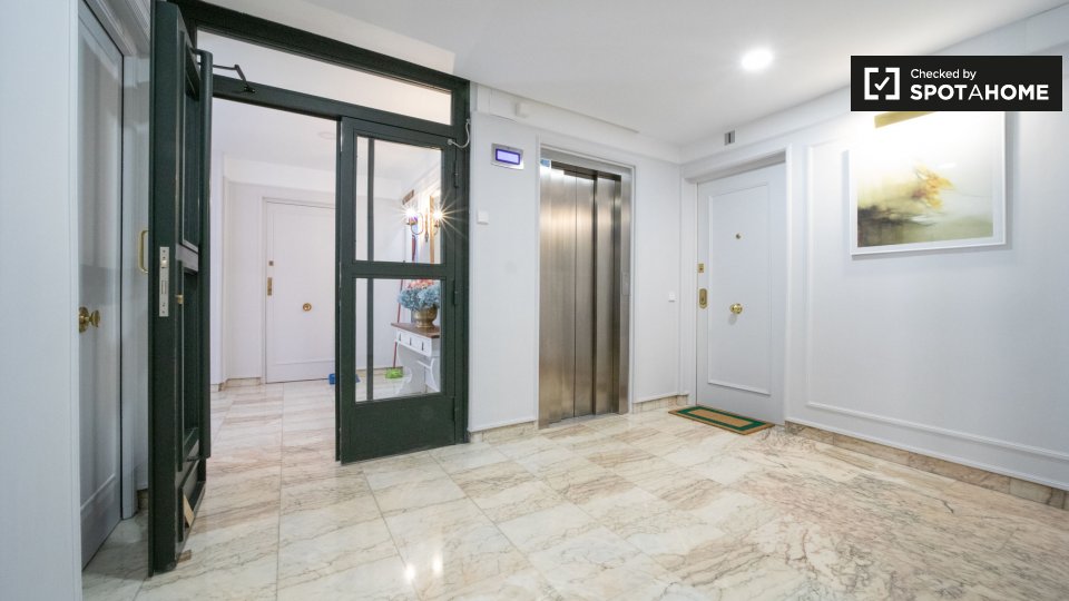 Double room Madrid, 2 beds, 75m² — photo 19