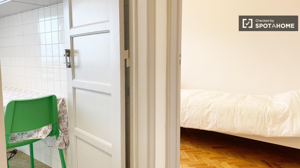 Double room Lisbon, 3 beds, 70m² — photo 15