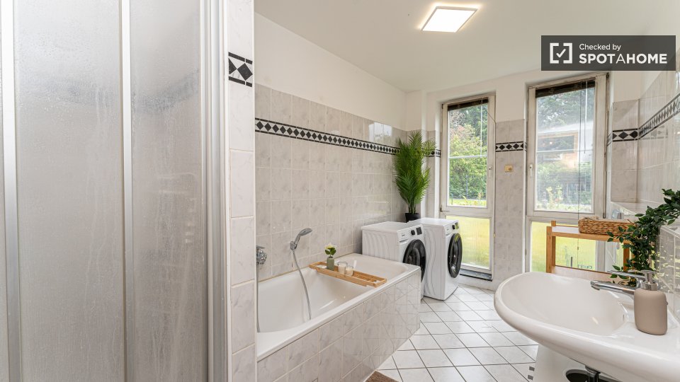 Double room Berlin, 14 beds, 232m² — photo 14