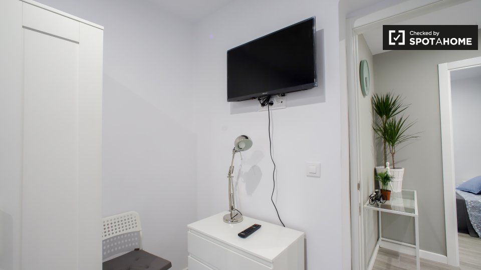 Double room Valencia, 3 beds, 65m² — photo 1
