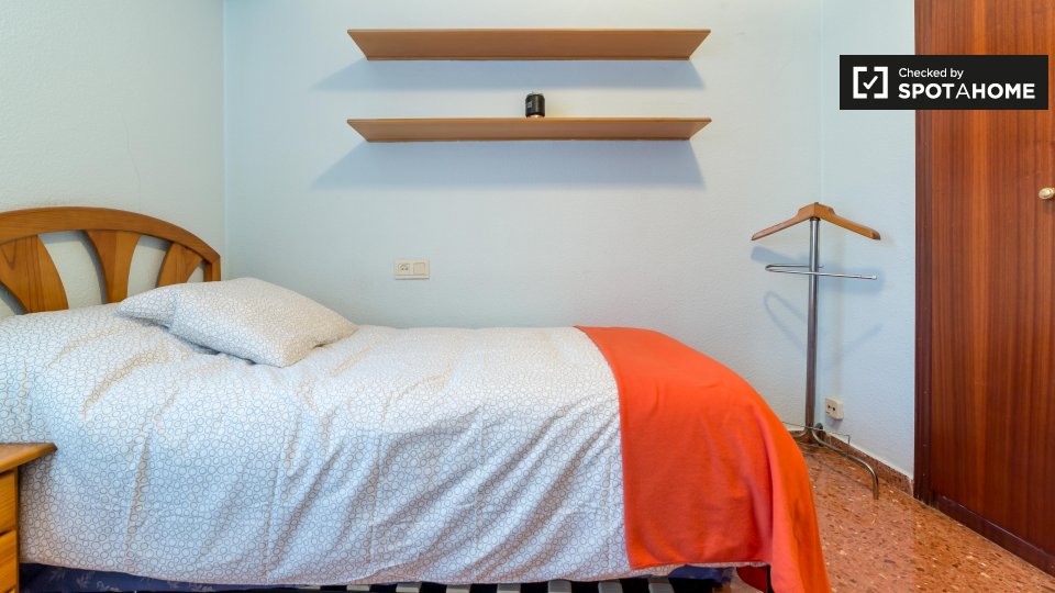 Double room Valencia, 5 beds, 90m² — photo 3