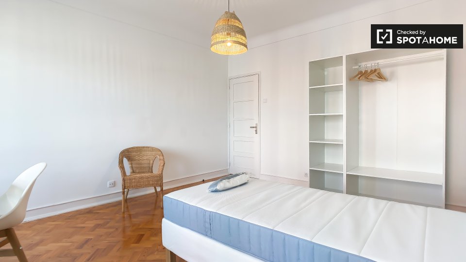 Double room Lisbon, 3 beds — photo 11