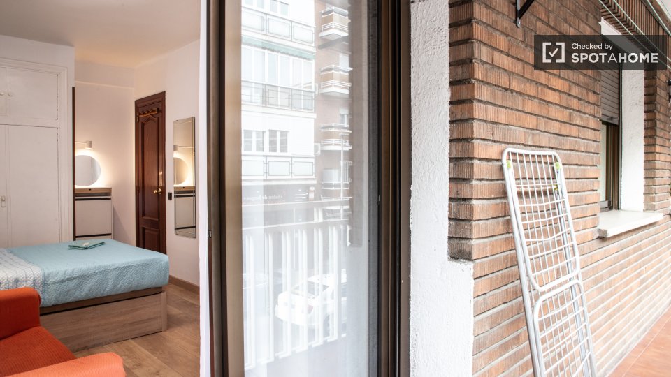 Double room Madrid, 5 beds, 120m² — photo 4