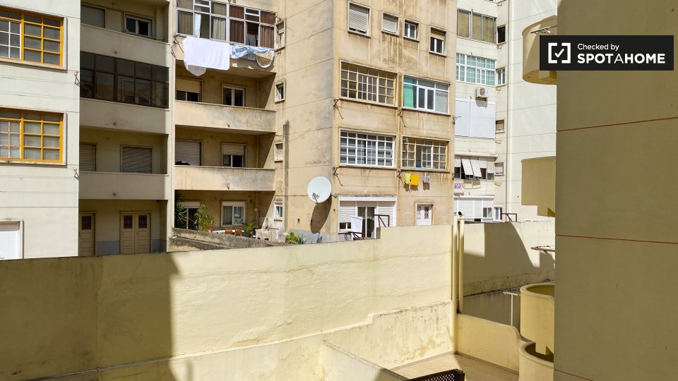 Double room Lisbon, 3 beds, 80m² — photo 3