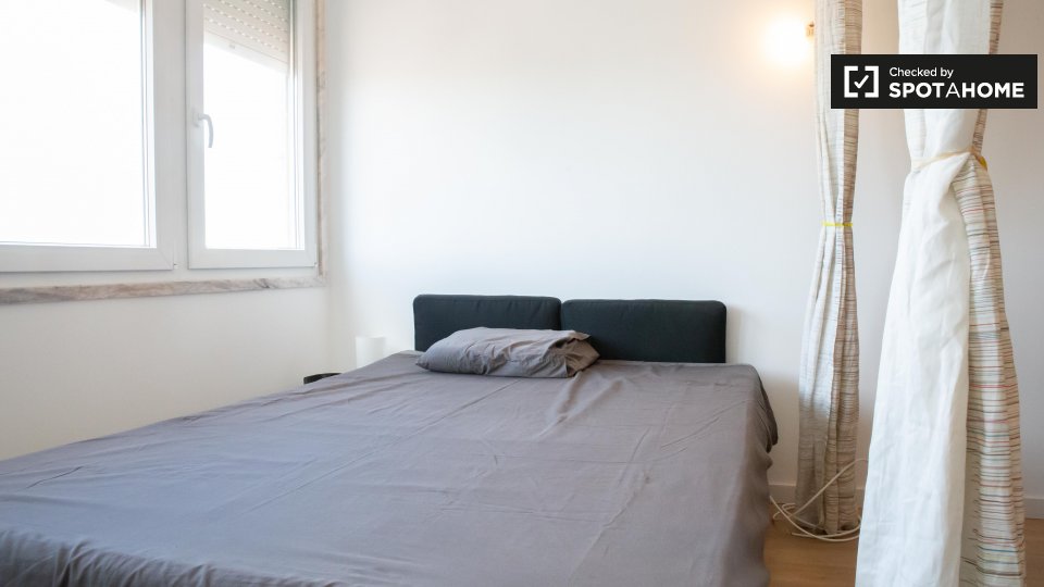 Double room Lisbon, 3 beds, 85m² — photo 4