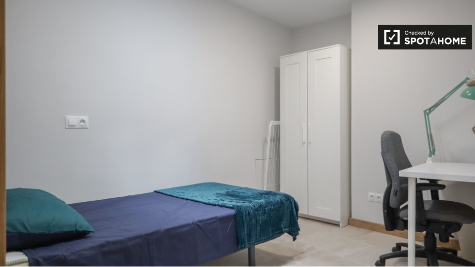 Double room Madrid, 3 beds — photo 17