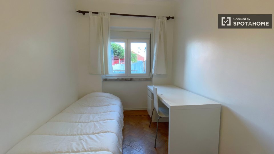 Double room Lisbon, 3 beds, 70m² — photo 11