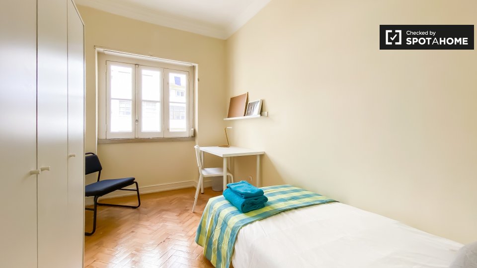 Double room Lisbon, 3 beds — photo 1