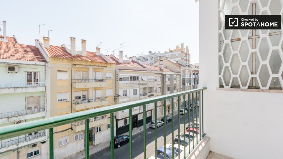 Double room Lisbon, 3 beds — photo 16