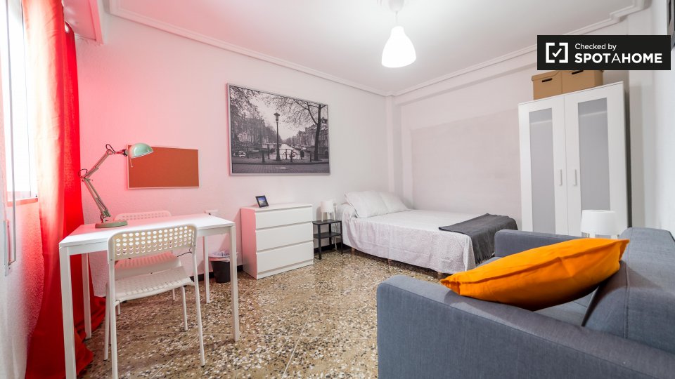 Double room Valencia, 5 beds, 110m² — photo 1