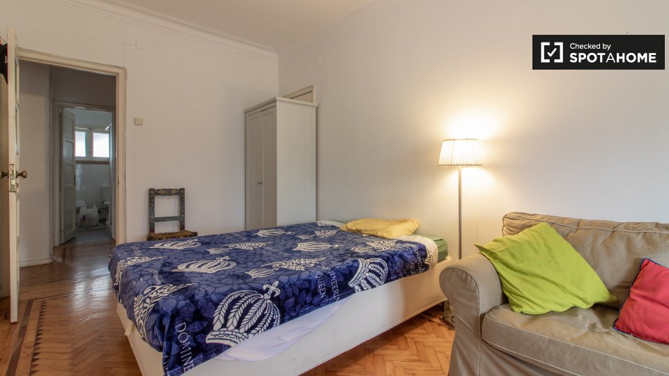 Double room Lisbon, 3 beds, 75m² — photo 3