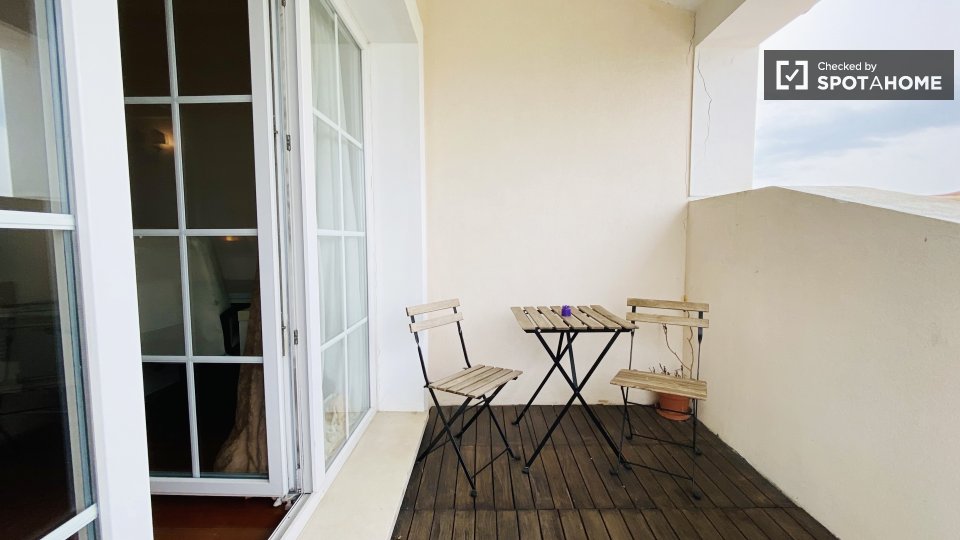 Double room Lisbon, 3 beds — photo 14