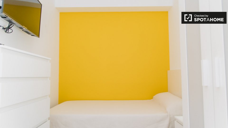 Se alquila habitación ámbar en un apartamento de 5 dormitorios en Burjassot