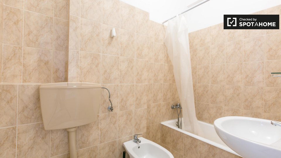 Double room Lisbon, 3 beds, 60m² — photo 11