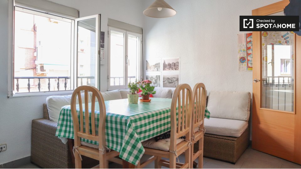 Double room Madrid, 3 beds, 79m² — photo 9
