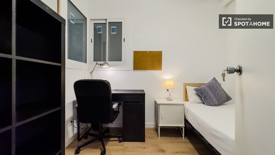Double room Barcelona, 5 beds, 84m² — photo 9