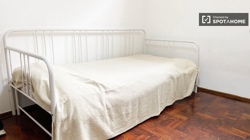 Double room Lisbon, 3 beds — photo 8