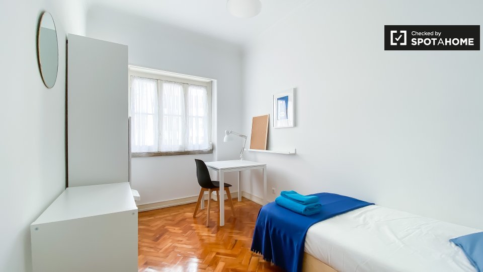 Double room Lisbon, 3 beds, 80m² — photo 2