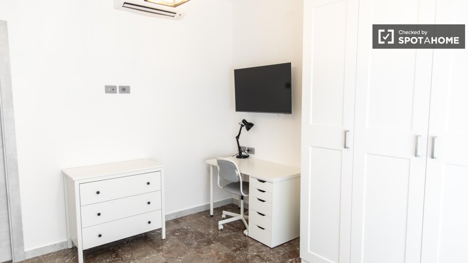 Double room Rome, 3 beds, 93m² — photo 42