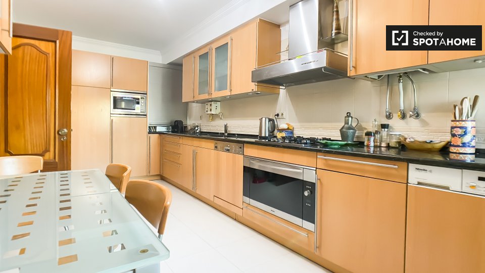 Double room Lisbon, 4 beds, 180m² — photo 12