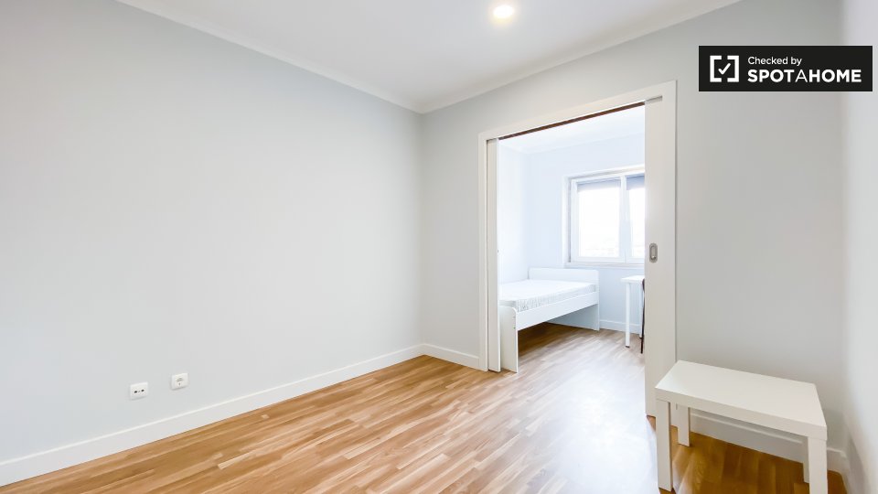 Double room Lisbon, 3 beds, 63m² — photo 7