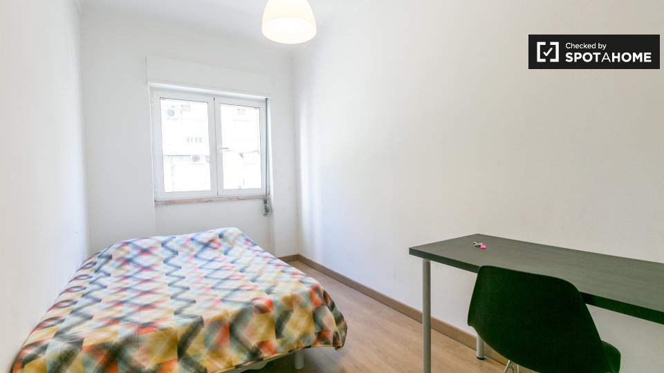 Double room Lisbon, 3 beds, 60m² — photo 18