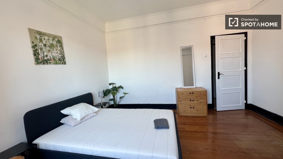 Double room Lisbon, 5 beds — photo 49