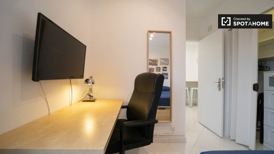 Double room Madrid, 5 beds, 110m² — photo 2