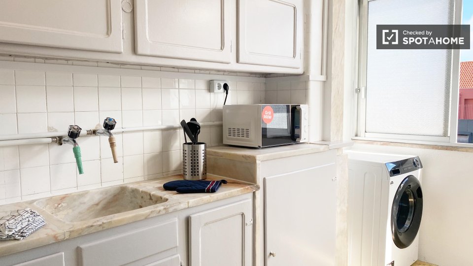 Double room Lisbon, 3 beds, 70m² — photo 19