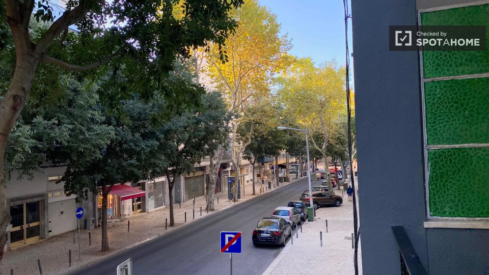 Double room Lisbon, 3 beds, 70m² — photo 13