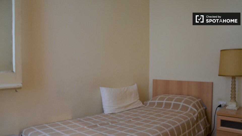 Room for rent in 2-bedroom apartment in Eixample Esquerra - a Barcellona