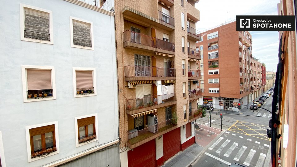 Double room Valencia, 3 beds, 75m² — photo 10