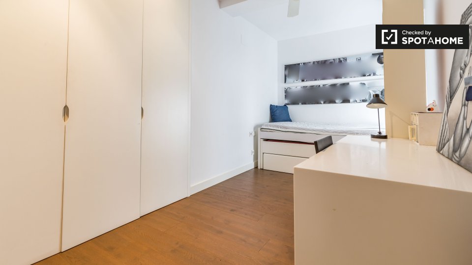 Double room Valencia, 3 beds, 140m² — photo 1
