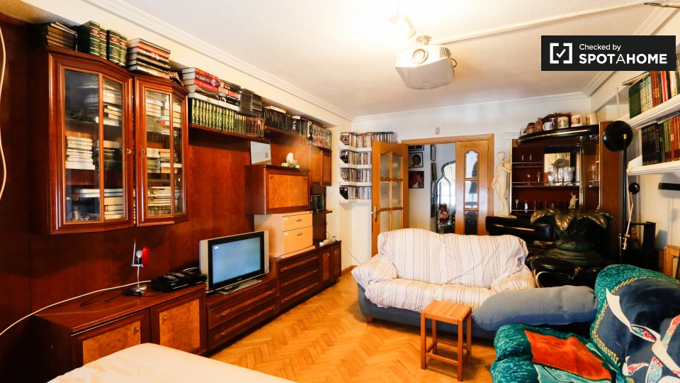 Double room Madrid, 5 beds, 125m² — photo 3