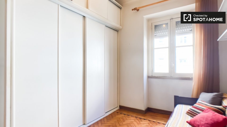 Double room Lisbon, 2 beds, 10m² — photo 4