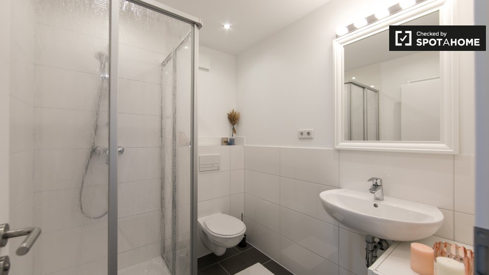 Double room Berlin, 6 beds, 190m² — photo 9