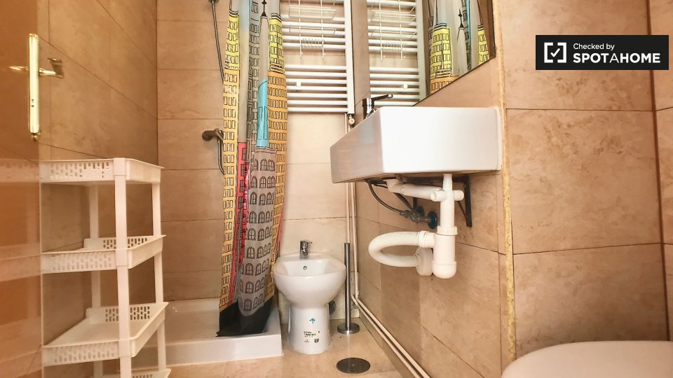 Double room Madrid, 3 beds — photo 18