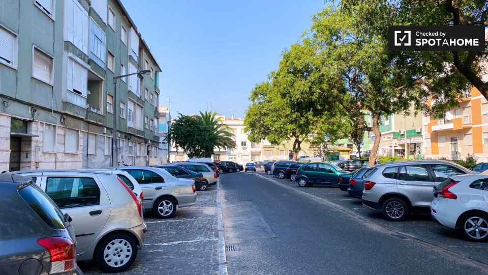 Double room Lisbon, 3 beds, 63m² — photo 10