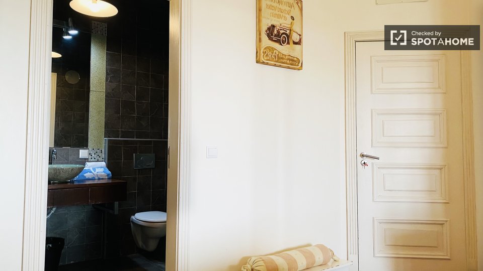 Double room Lisbon, 3 beds — photo 12