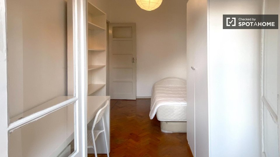 Double room Lisbon, 3 beds, 70m² — photo 13