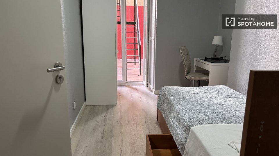 Double room Lisbon, 4 beds, 85m² — photo 35