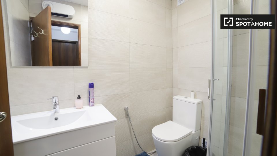 Double room Lisbon, 3 beds, 150m² — photo 13